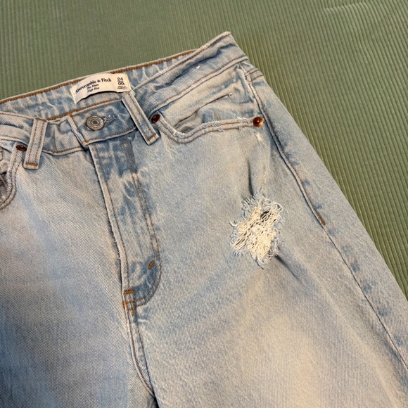 Abercrombie Fitch The Mom High Rise Light Wash Distressed Jeans Women Size 24 - Picture 4 of 10